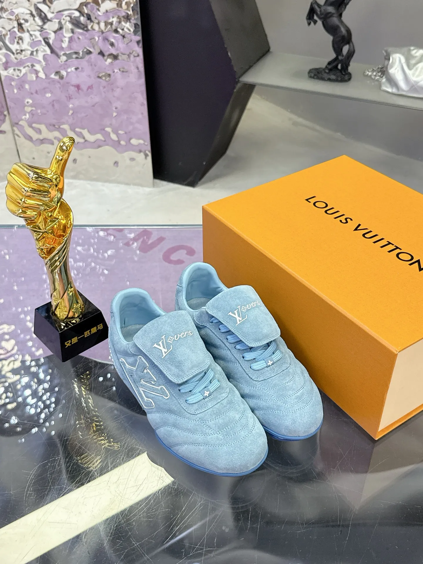 Factory price: 700💰 2025 new LV sneakers for couples, 🔥🔥🔥You will look fashionable when you wear them ❤️ LV football shoe series 💗 This Footprint Soccer sneaker was unveiled in the 2025 spring and summer series fashion show. It is the first sneaker designed by Pharrell Williams inspired by football shoes. The shoes are inspired by football, a sport that spans generations and cultures💎, echoing the theme of unity and universal participation in the 2025 spring and summer series fashion show. The shoe is known for its sleek design, with the dynamic IV Initials logo embellished on the side, the Lvers United emblem inspired by the football team on the tongue, and the sole patterned rubber sole decorated with multiple Louis Vuitton logos. Stylish and casual wear, a trend-setter in the fashion industry. Made of imported cowhide with full craftsmanship💓 Number of sizes (women’s 35-41, women’s 41 customized) (men’s 39-46, 45-46 customized)
